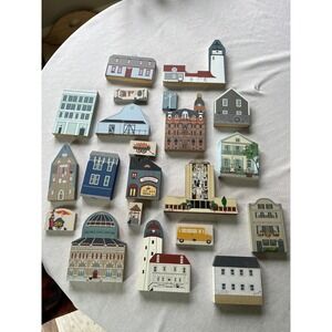 Vintage The‎ Cats Meow Village Wooden Shelf Sitter Lot 21pc Notre Dame Library